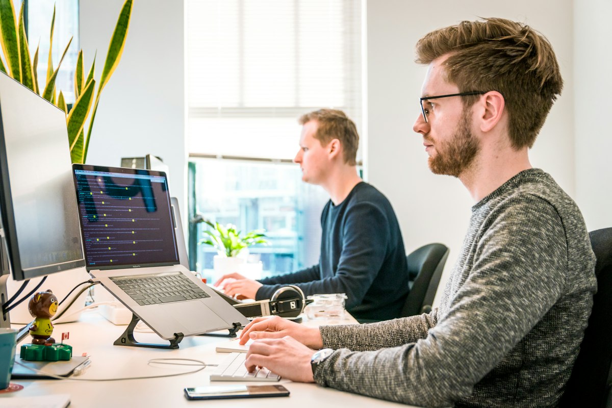 Equipe trabalhando com a plataforma NexDesk
